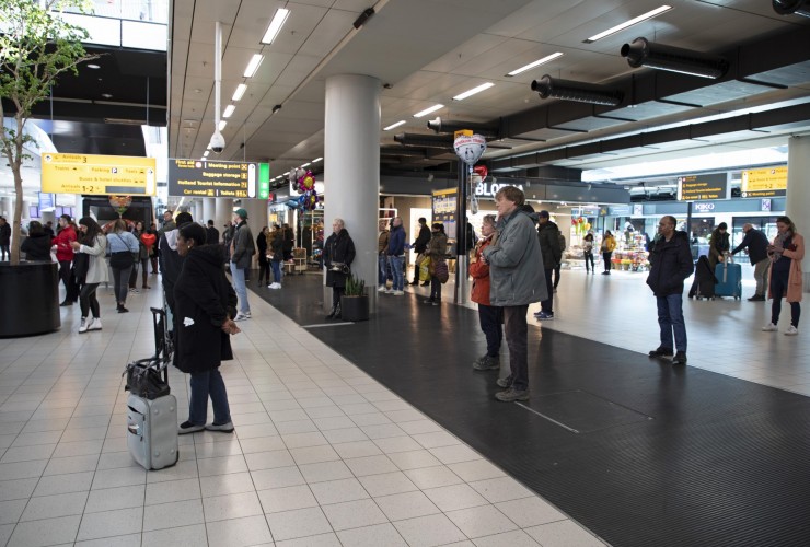 Keeping a distance and other measures at Schiphol