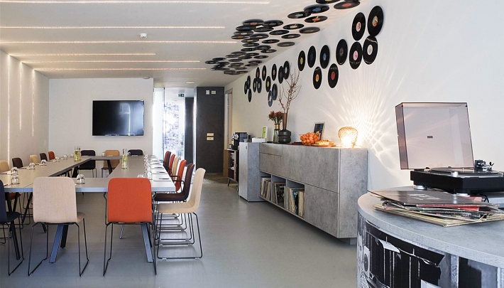 Music Meeting Lounge comes with air purification system